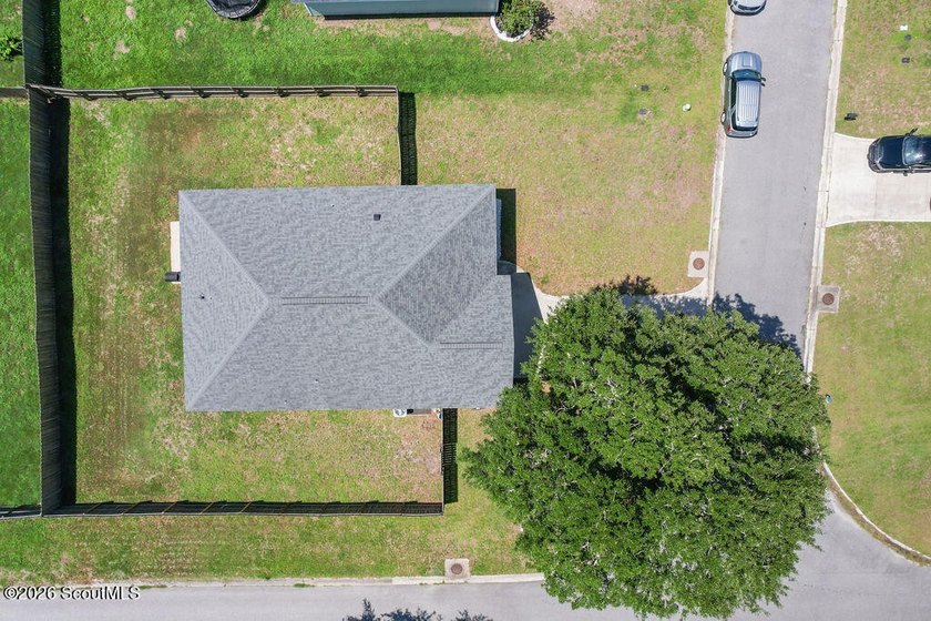 Welcome home! Built in 2021, this pristine residence perfectly - photo 28