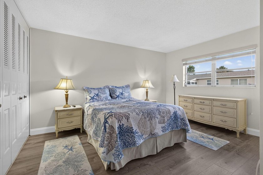 Welcome to this beautifully remodeled 2-bed, 2-bath villa - photo 28