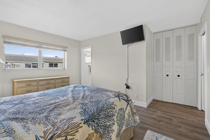 Welcome to this beautifully remodeled 2-bed, 2-bath villa - photo 29