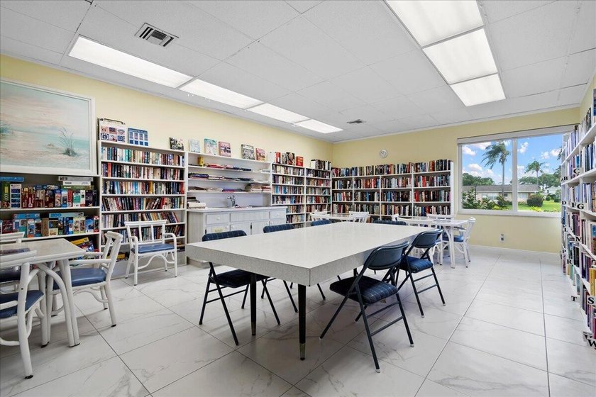 Welcome to this beautifully remodeled 2-bed, 2-bath villa - photo 38