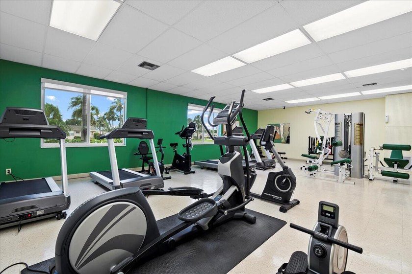 Welcome to this beautifully remodeled 2-bed, 2-bath villa - photo 39