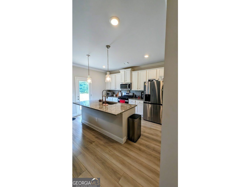 This spacious home features 5 bedrooms and 3 full bathrooms - photo 10