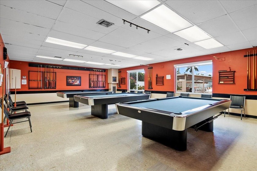 Welcome to this beautifully remodeled 2-bed, 2-bath villa - photo 40