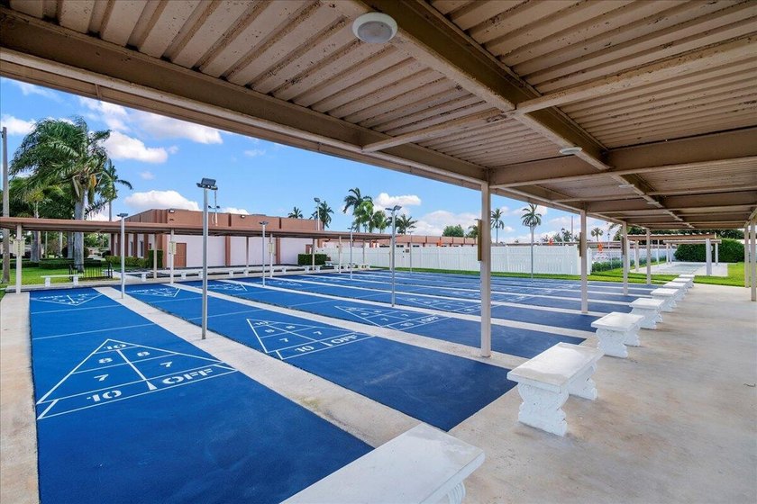 Welcome to this beautifully remodeled 2-bed, 2-bath villa - photo 44