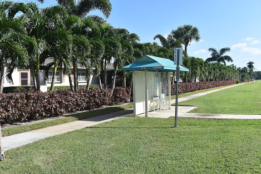 Welcome to this beautifully remodeled 2-bed, 2-bath villa - photo 47
