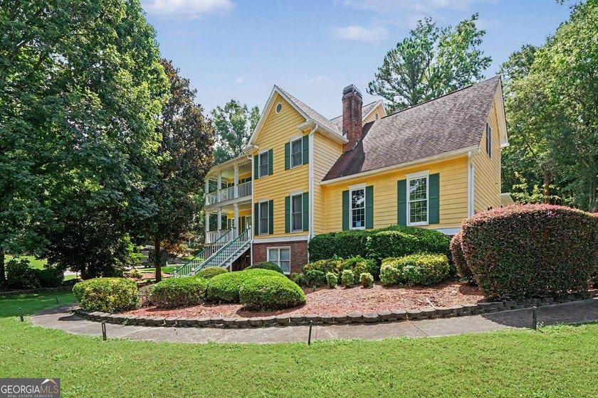 Welcome home to this exquisitely designed Classic Traditional - photo 3