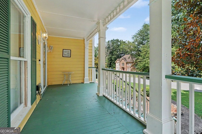 Welcome home to this exquisitely designed Classic Traditional - photo 4