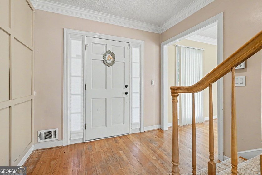 Welcome home to this exquisitely designed Classic Traditional - photo 6