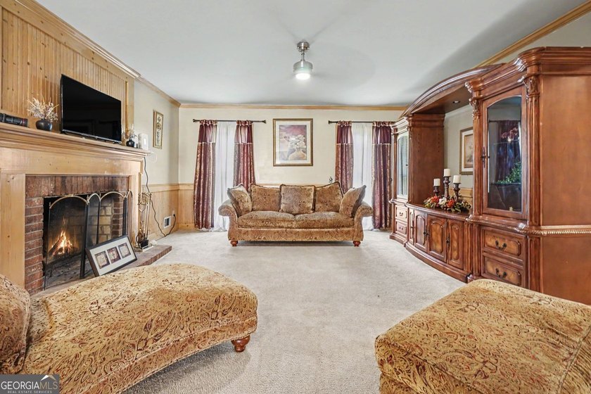 Welcome home to this exquisitely designed Classic Traditional - photo 9