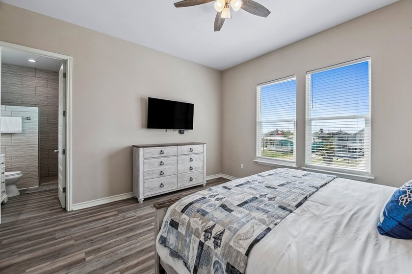 Experience breathtaking sunset views over Salt Lake from this - photo 13