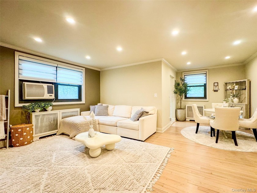 Modern and chic upper corner unit in the highly sought-after - photo 3