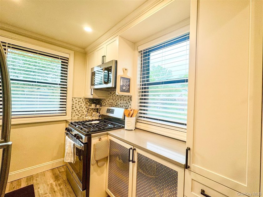 Modern and chic upper corner unit in the highly sought-after - photo 9