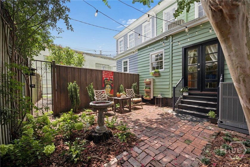 There are addresses in Savannah that stop people mid-step, and - photo 47