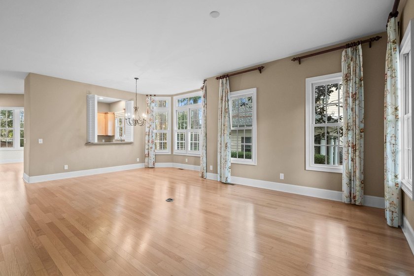 Set within the prestigious, gated community of Litchfield - photo 3