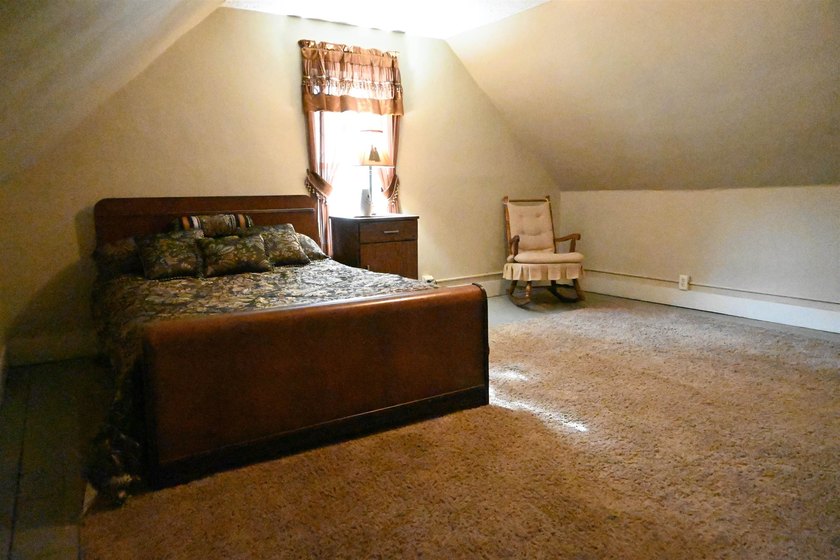 Simply Satisfying - This inviting Lake View home offers a - photo 11