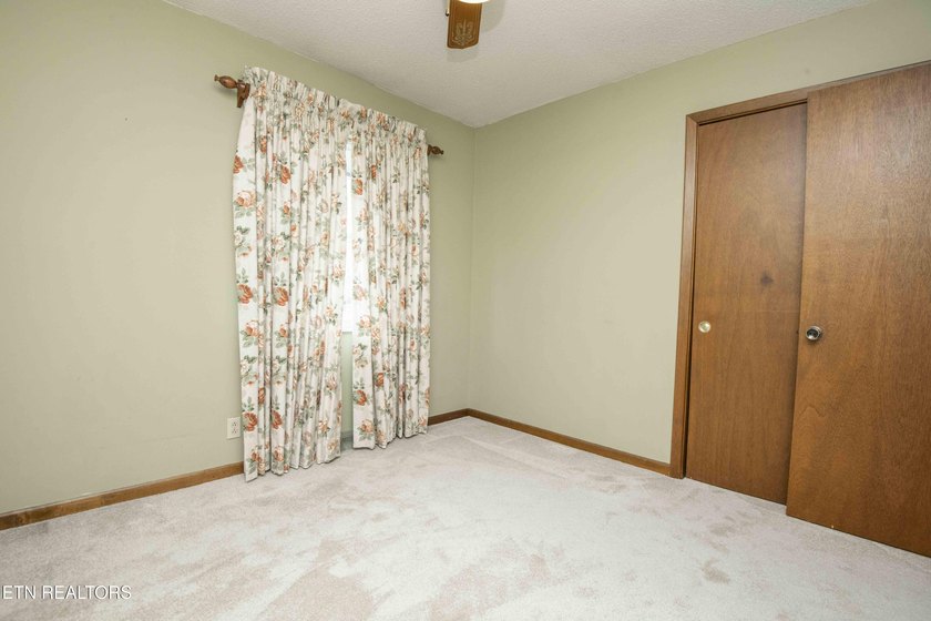 WALLPAPER REMOVED IN SELECT ROOMS AND FRESHLY PAINTED FOR A - photo 22