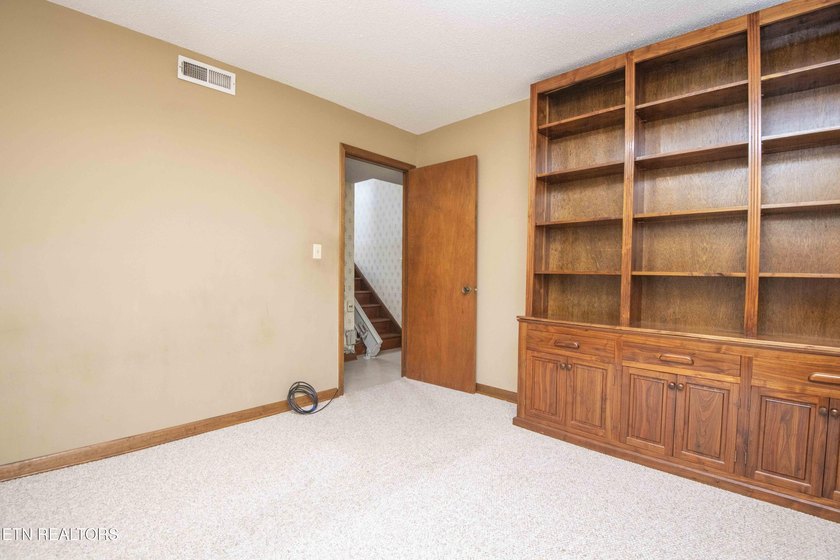 WALLPAPER REMOVED IN SELECT ROOMS AND FRESHLY PAINTED FOR A - photo 28
