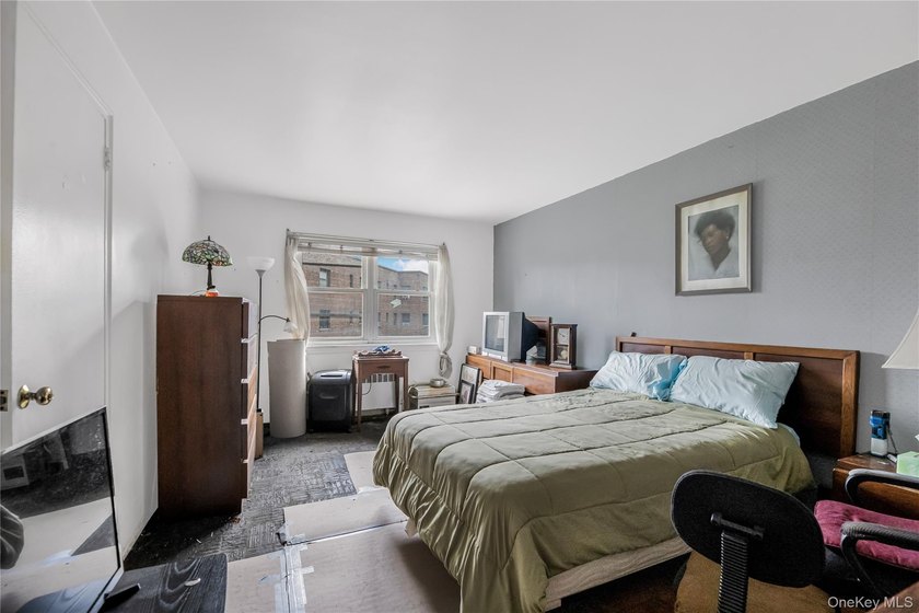 Needs renovations and is priced accordingly! This spacious - photo 12