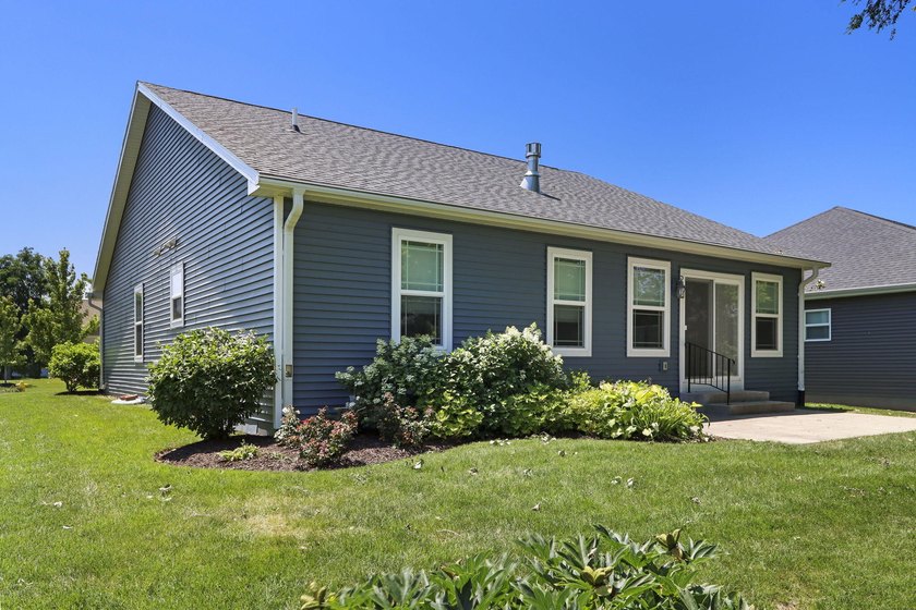 Immerse yourself in luxury living in this beautiful stand-alone - photo 16