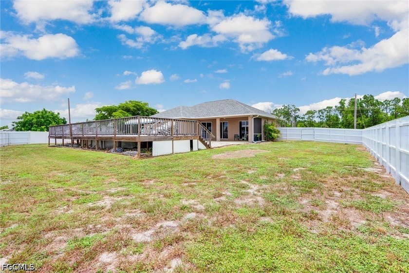 Solidly built 1998 concrete-block home on a rare three-lot - photo 31