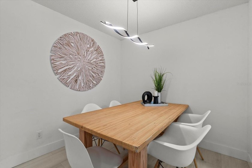 Stylish renovated condominium in Edgewater Village. Move right - photo 11