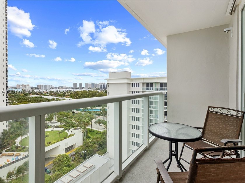 Oceanfront studio with private BALCONY in Sunny Isles Beach - photo 3