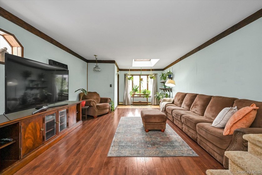 Bright, Sun-Filled Semi-Detached Colonial in Prime Northwest - photo 3