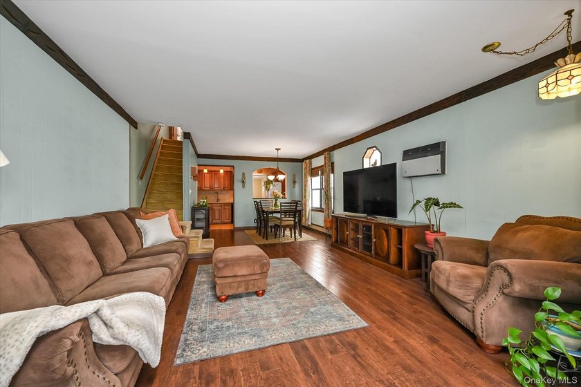 Bright, Sun-Filled Semi-Detached Colonial in Prime Northwest - photo 4