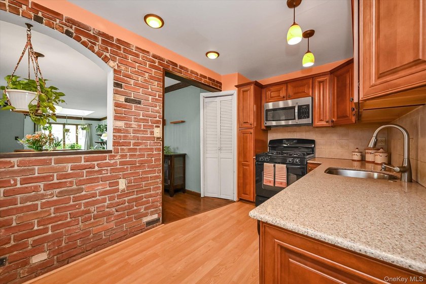 Bright, Sun-Filled Semi-Detached Colonial in Prime Northwest - photo 9