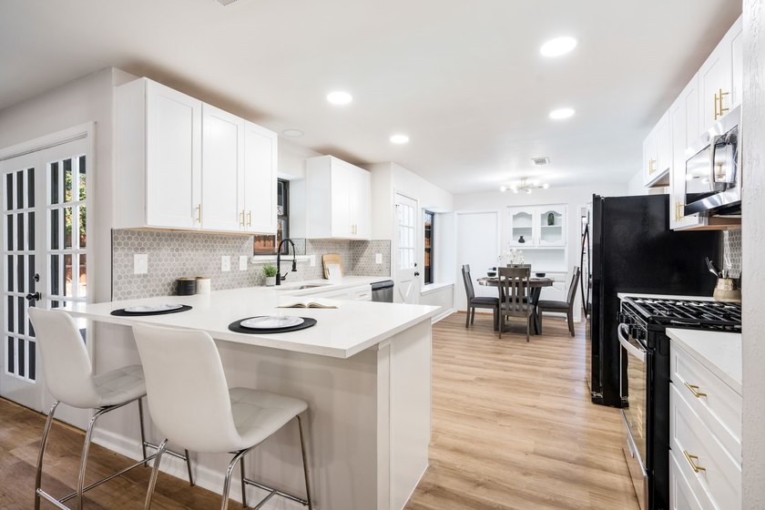 Welcome to this beautifully fully updated 5-bedroom, 4-bathroom - photo 3
