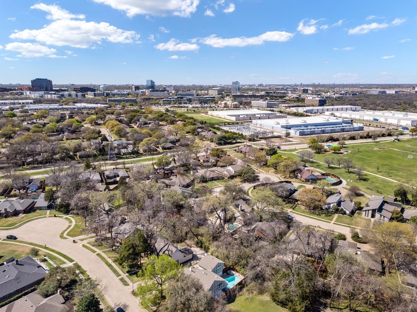 Welcome to this beautifully fully updated 5-bedroom, 4-bathroom - photo 8