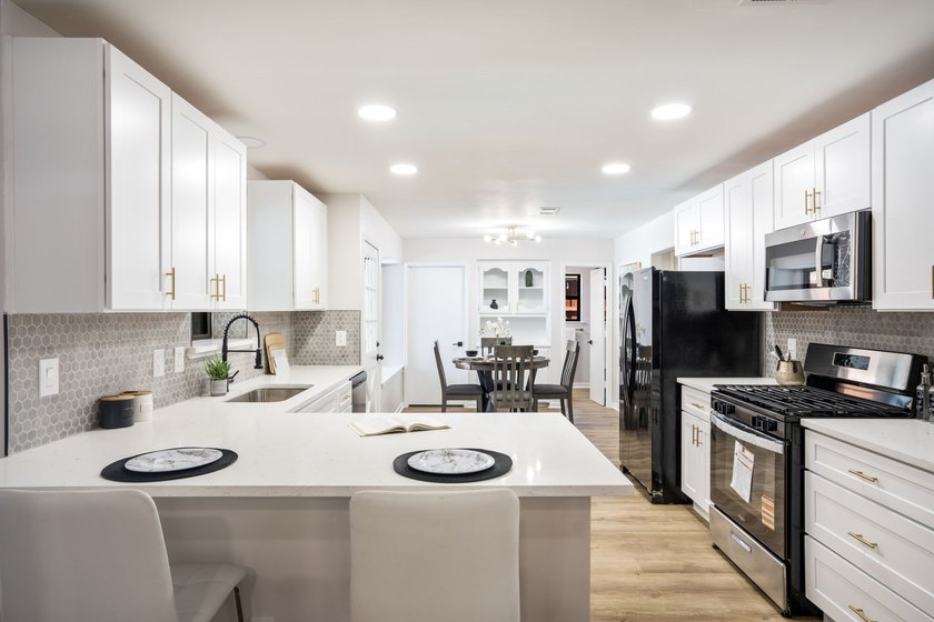 Welcome to this beautifully fully updated 5-bedroom, 4-bathroom - photo 10