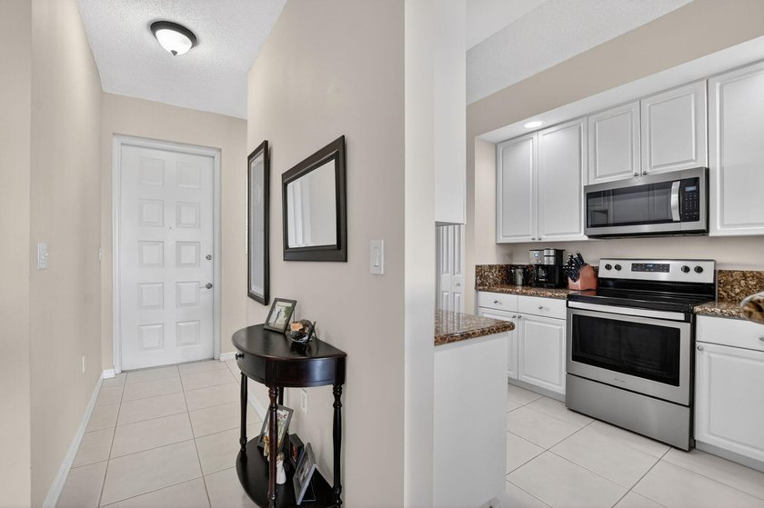 Stunning 2BR/2BA deluxe condo in the heart of SE Boca! Nestled - photo 5