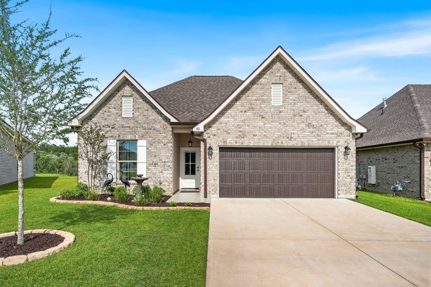 Welcome to 101 Hydrangea Boulevard, a beautifully designed - photo 2