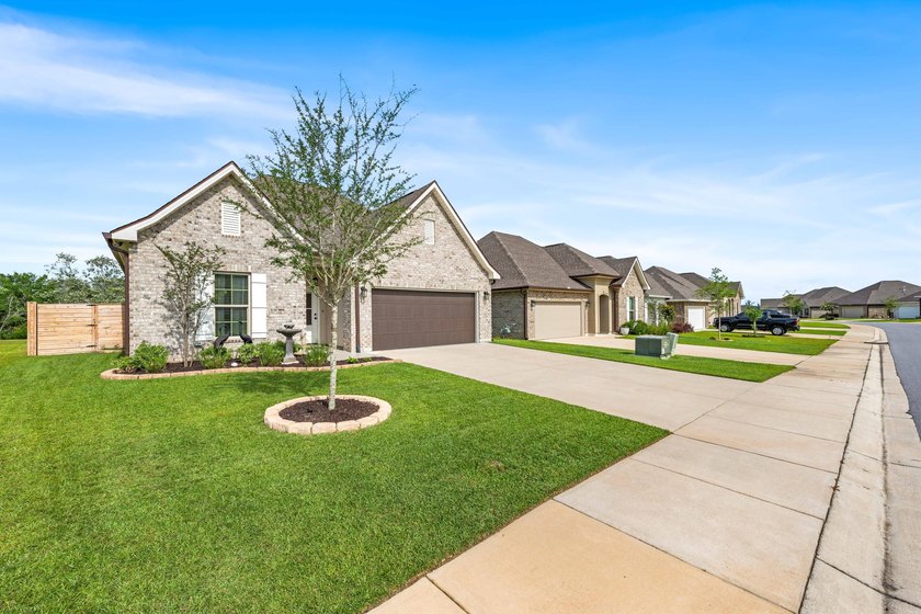 Welcome to 101 Hydrangea Boulevard, a beautifully designed - photo 3