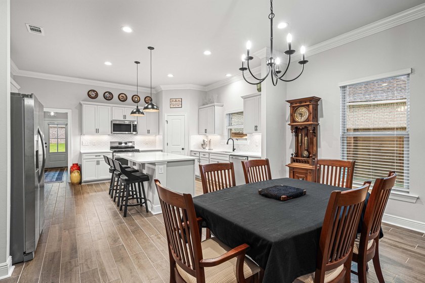 Welcome to 101 Hydrangea Boulevard, a beautifully designed - photo 7