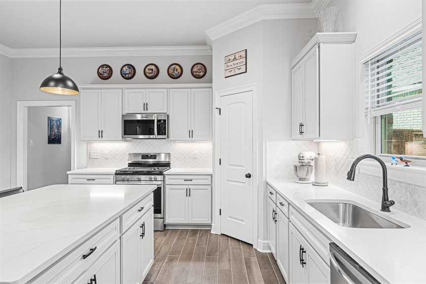 Welcome to 101 Hydrangea Boulevard, a beautifully designed - photo 9