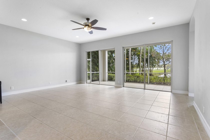 THIS FIRST FLOOR SPACIOUS LOW-MAINTENANCE COACH HOME FEATURES - photo 5