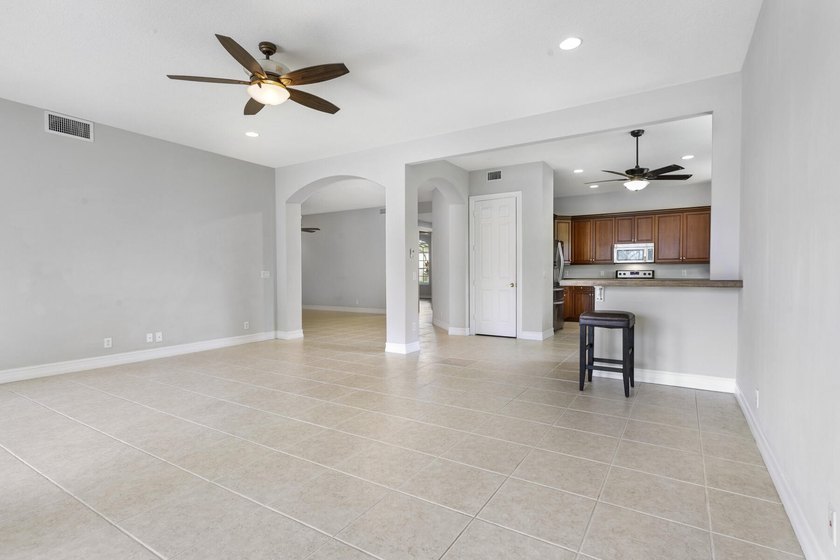 THIS FIRST FLOOR SPACIOUS LOW-MAINTENANCE COACH HOME FEATURES - photo 7