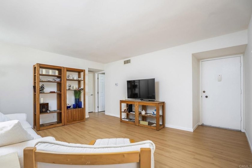 BEAUTIFULLY REMODELED 1 BEDROOM, 1 BATH UPSTAIRS UNIT WITH A - photo 4
