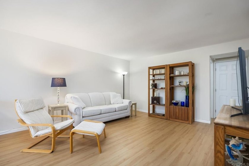 BEAUTIFULLY REMODELED 1 BEDROOM, 1 BATH UPSTAIRS UNIT WITH A - photo 5