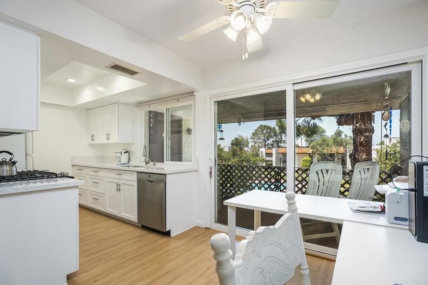 BEAUTIFULLY REMODELED 1 BEDROOM, 1 BATH UPSTAIRS UNIT WITH A - photo 9
