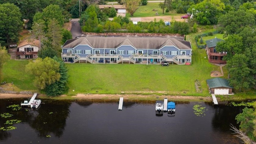 Beautiful low maintenance condominium on Lake Nokomis! This unit - photo 2