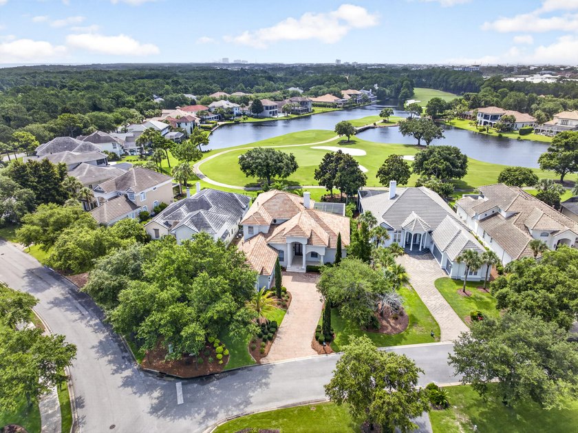 Luxury 4BR/4BA golf course home with lake views in the gated - photo 4