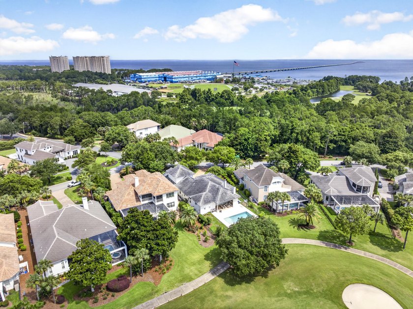 Luxury 4BR/4BA golf course home with lake views in the gated - photo 9