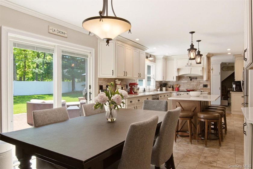 Beautifully renovated &amp; expanded Colonial offering the perfect - photo 2