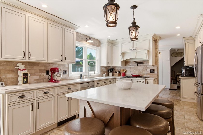 Beautifully renovated &amp; expanded Colonial offering the perfect - photo 3