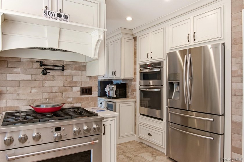 Beautifully renovated &amp; expanded Colonial offering the perfect - photo 4