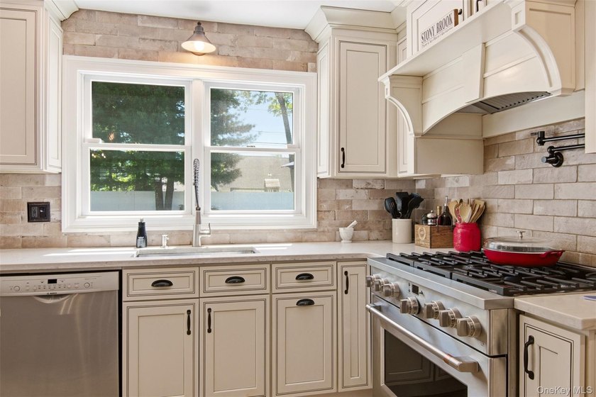 Beautifully renovated &amp; expanded Colonial offering the perfect - photo 5