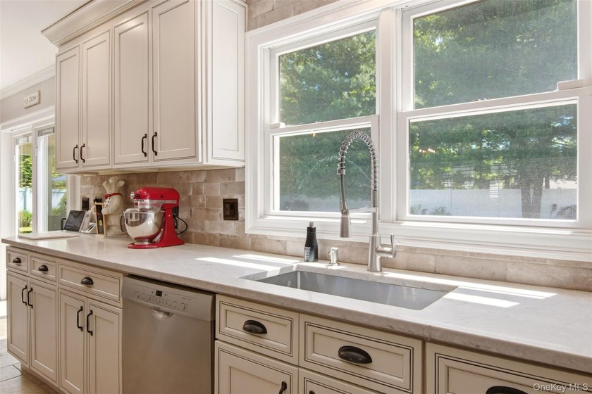 Beautifully renovated &amp; expanded Colonial offering the perfect - photo 7